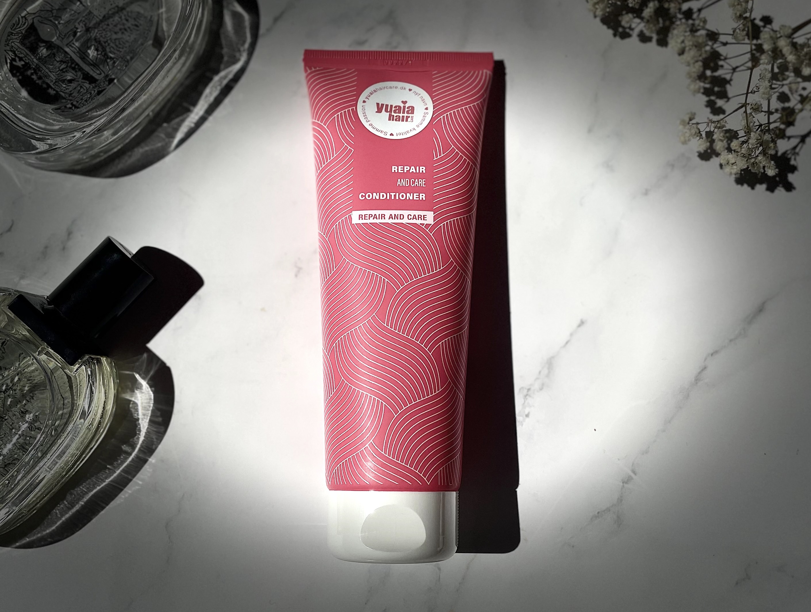 Yuaia Haircare Repair And Care Conditioner på bord