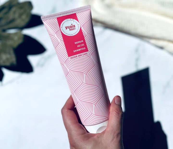 Yuaia Haircare Repair and Care shampoo i hånd