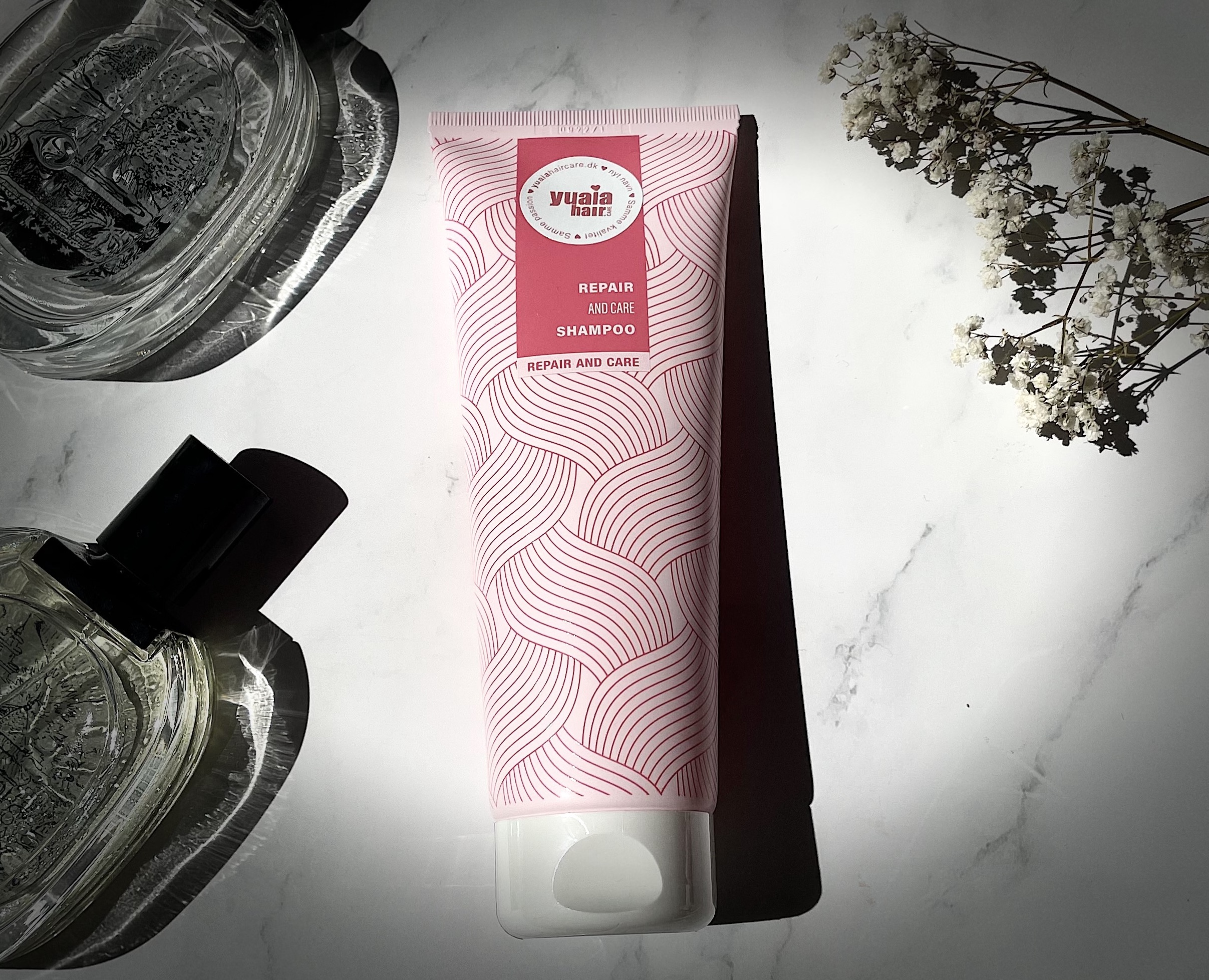 Yuaia Haircare Repair and Care shampoo på bord