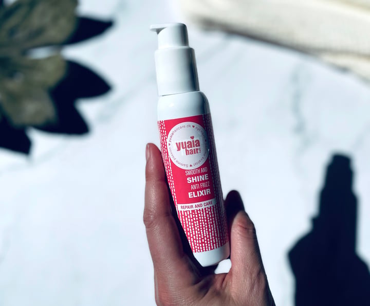 Yuaia Haircare Smooth and Shine Anti-Frizz Hår Elixir i hånd