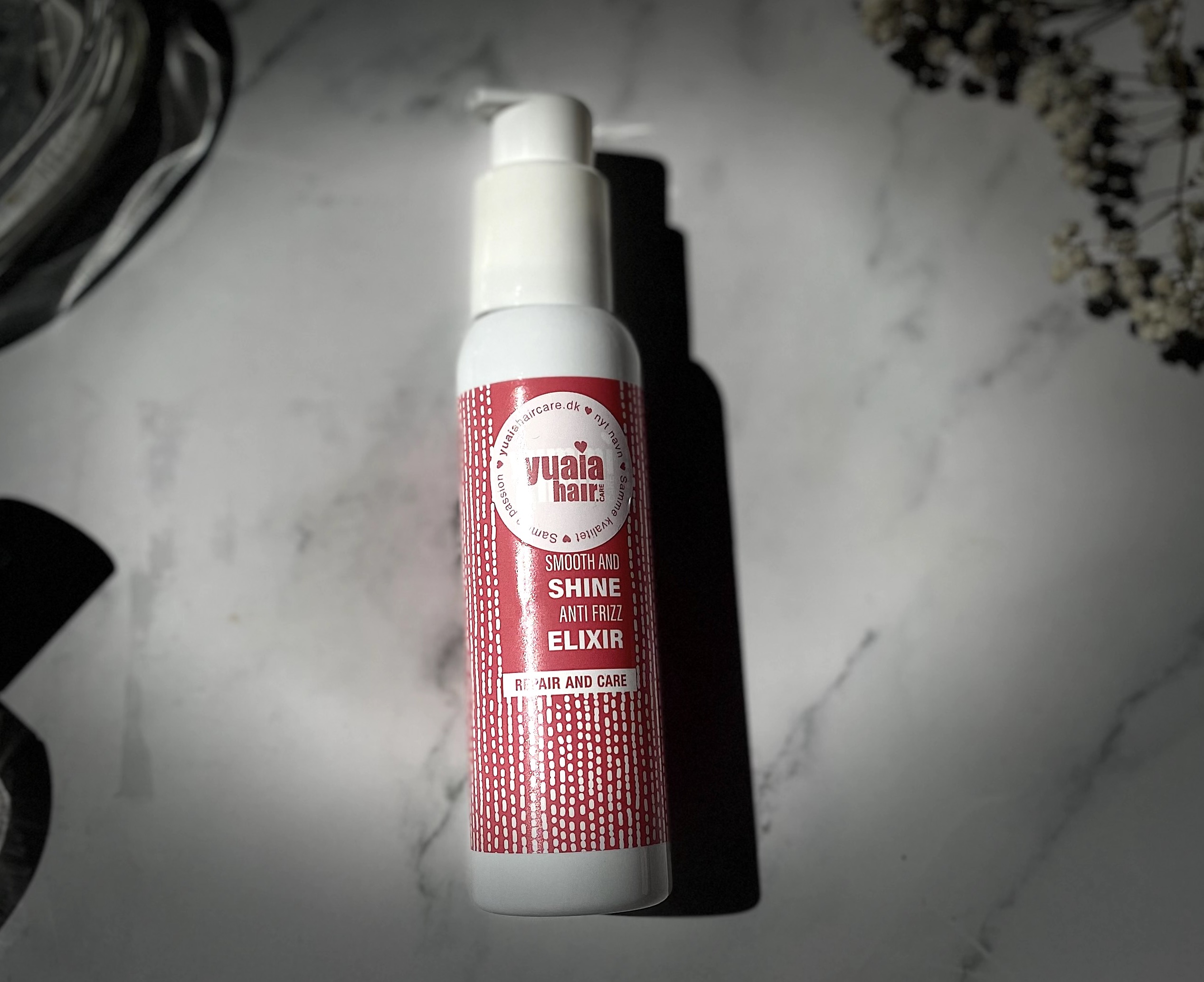 Yuaia Haircare Smooth and Shine Anti-Frizz Hår Elixir på bord