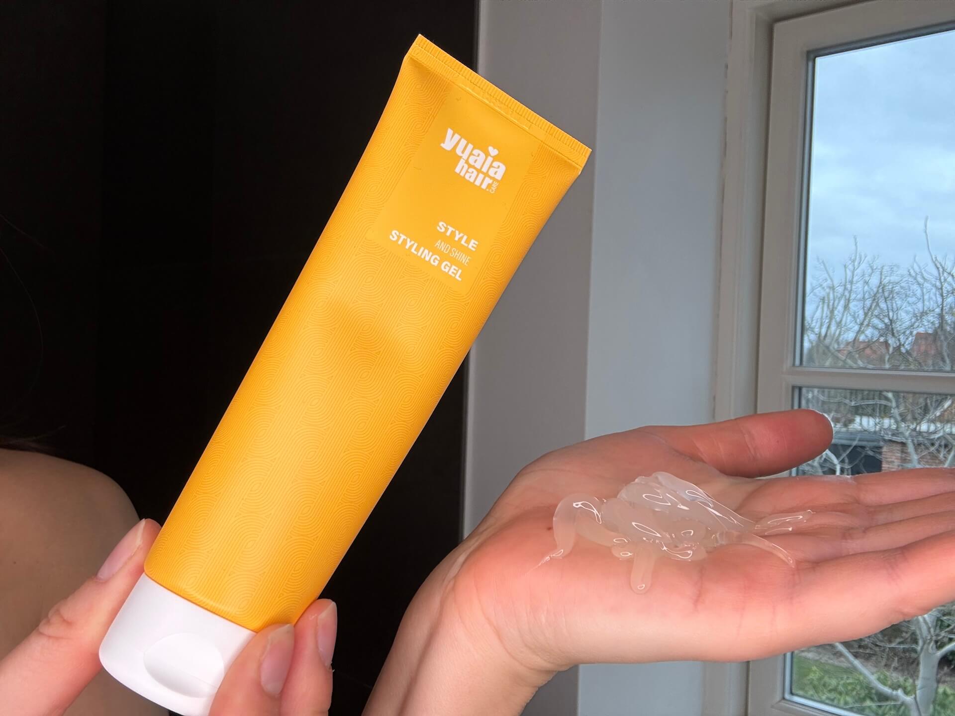 Yuaia Haircare Style and Shine Styling Gel i hånd og i håndflade