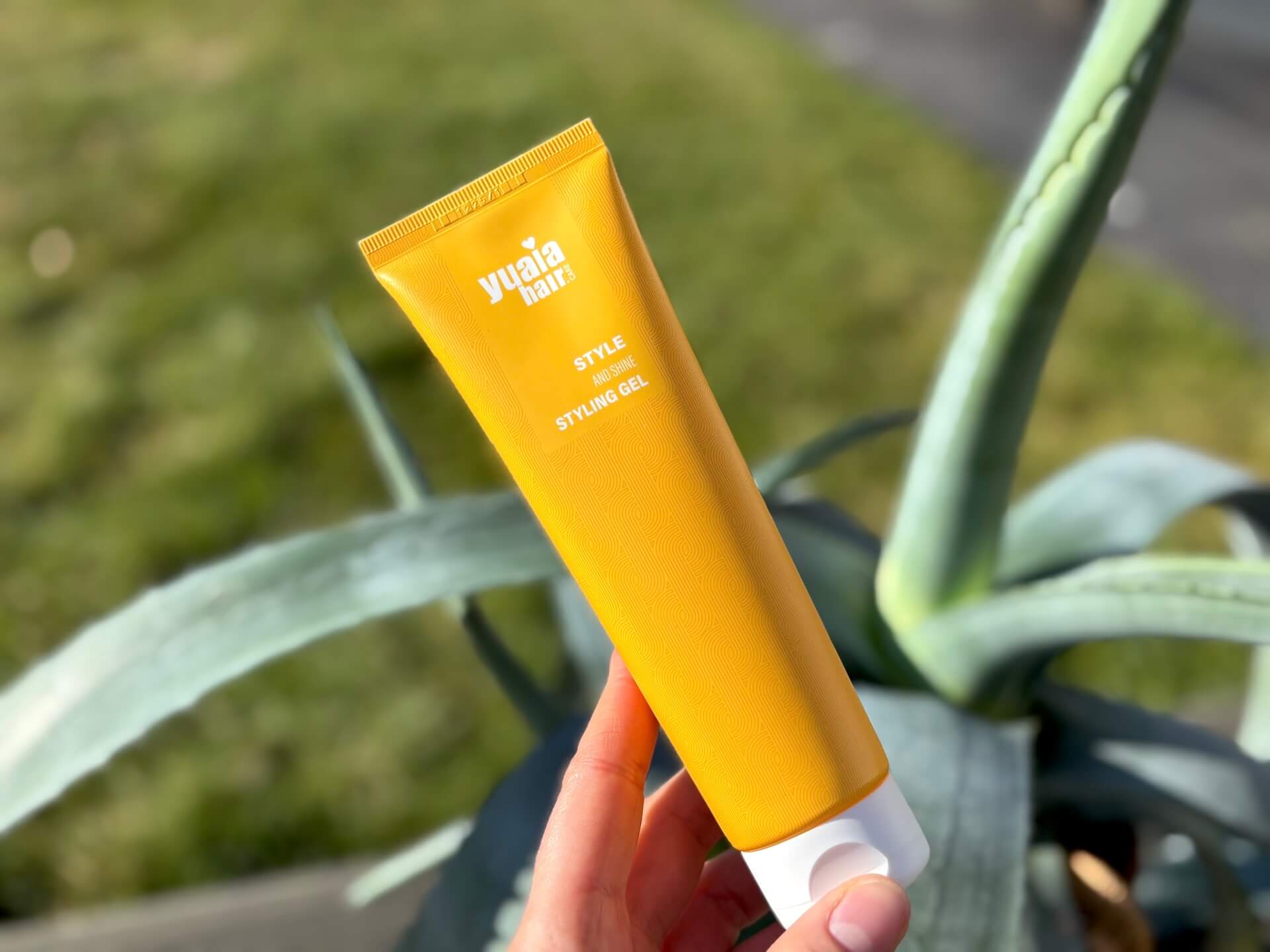 Yuaia Haircare Style and Shine Styling Gel i hånd