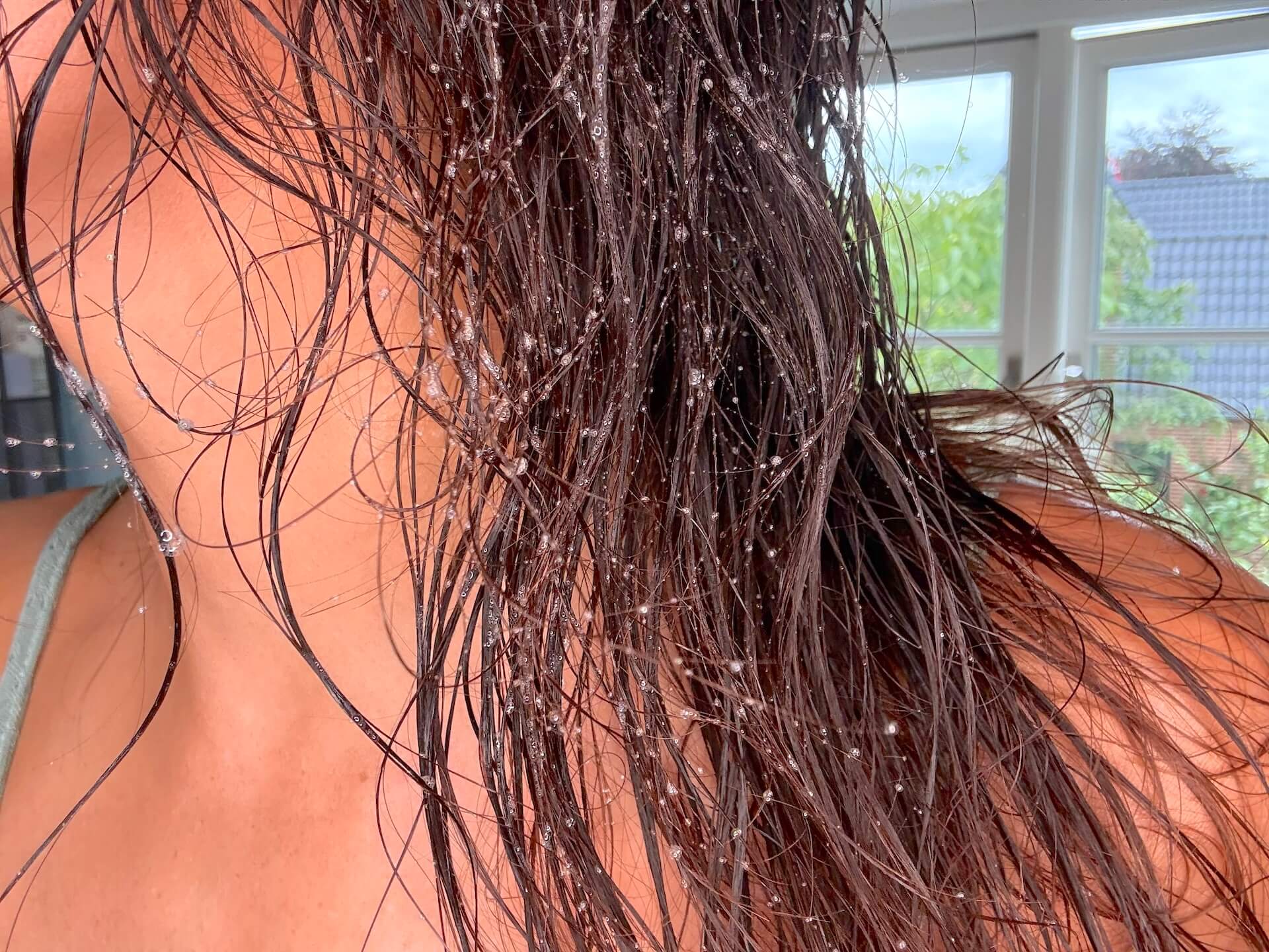 Yuaia Haircare Twirl and Curl Curly Spray i hår
