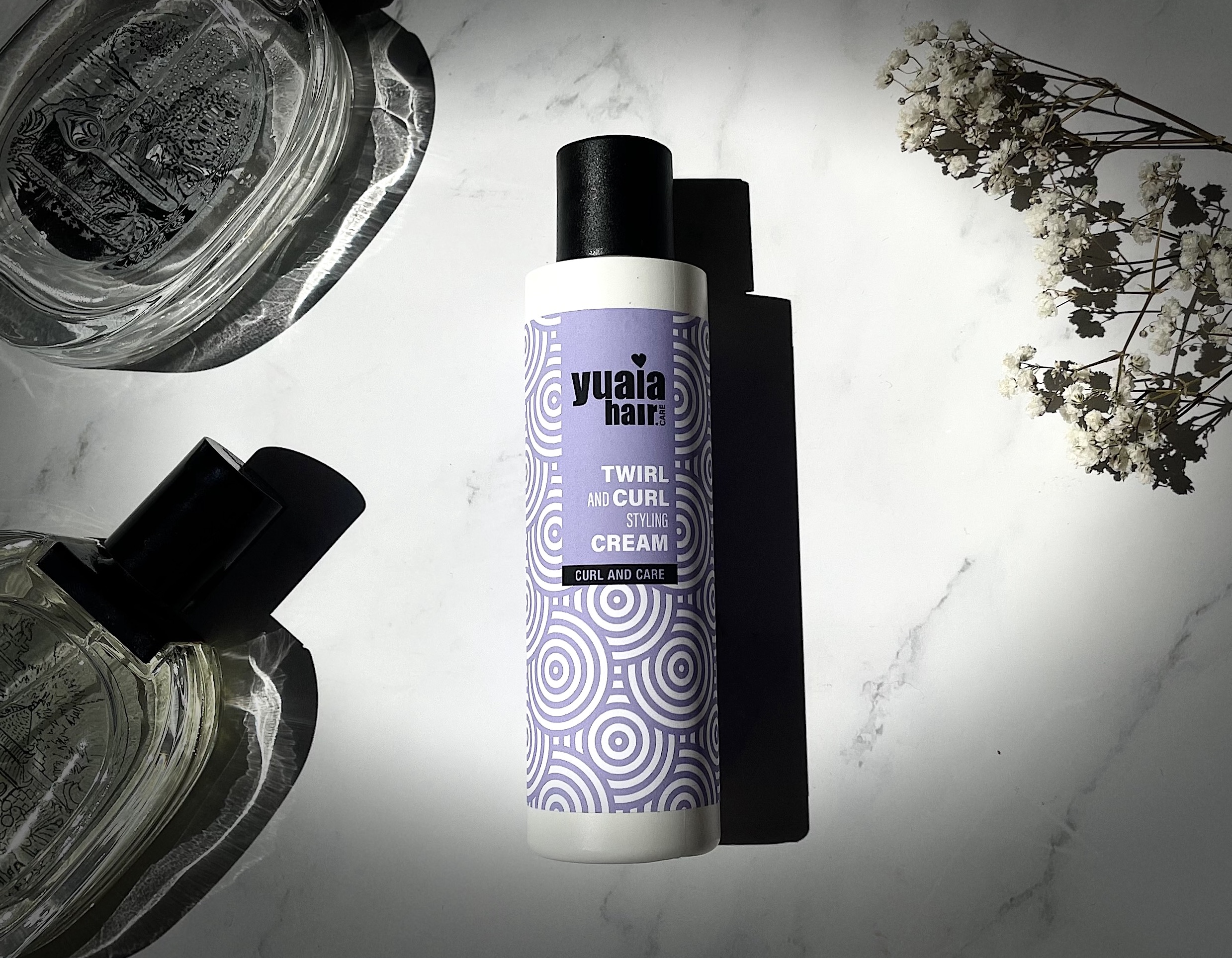 Yuaia Haircare Twirl and Curl krøllecreme på bord