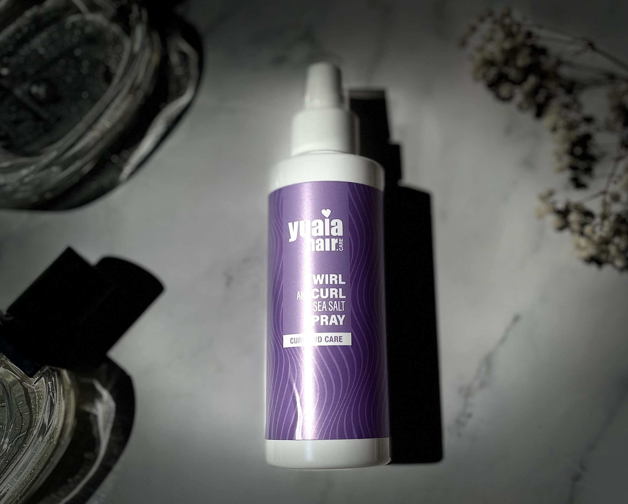Yuaia Haircare Twirl And Curl Sea Salt Spray på bord