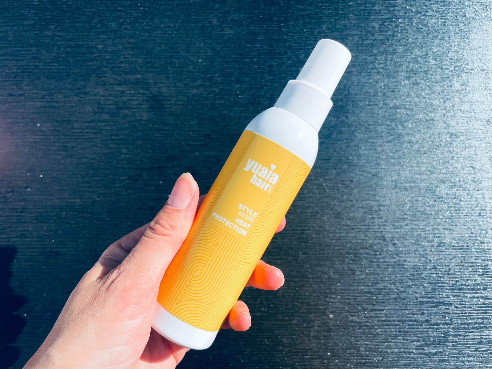 Yuaia Haircare varmebeskyttende spray i hånd