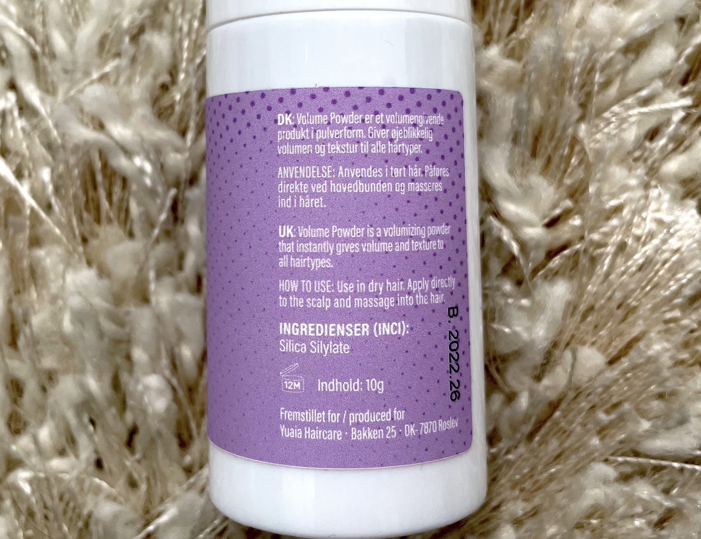 Yuaia Haircare Volume Powder close up bagpå