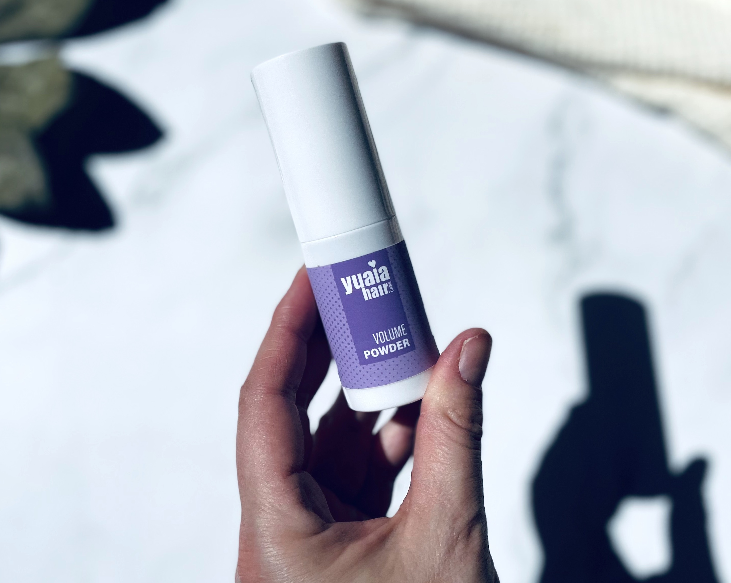 Yuaia Haircare Volume Powder i hånd