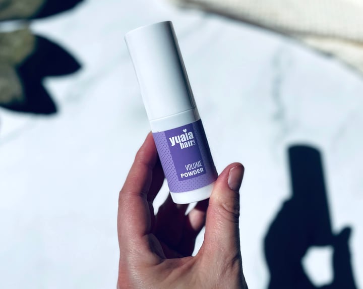 Yuaia Haircare Volume Powder i hånd
