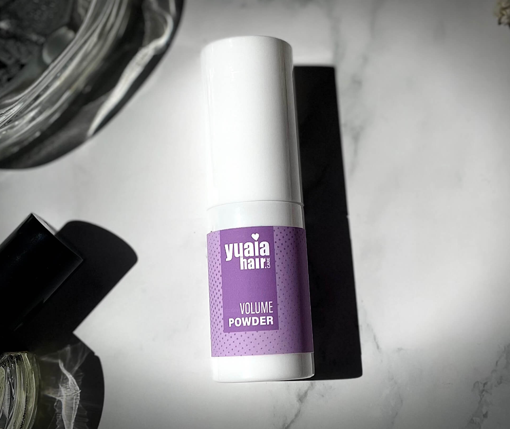 Yuaia Haircare Volume Powder på bord